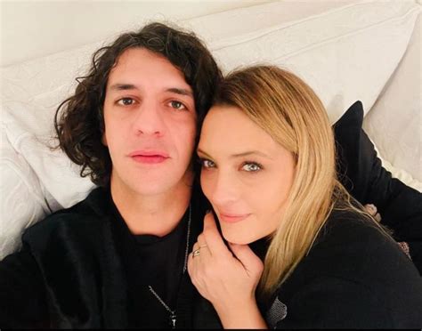 Chi è Motta, il cantante sposato con Carolina .